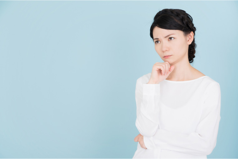 考える女性